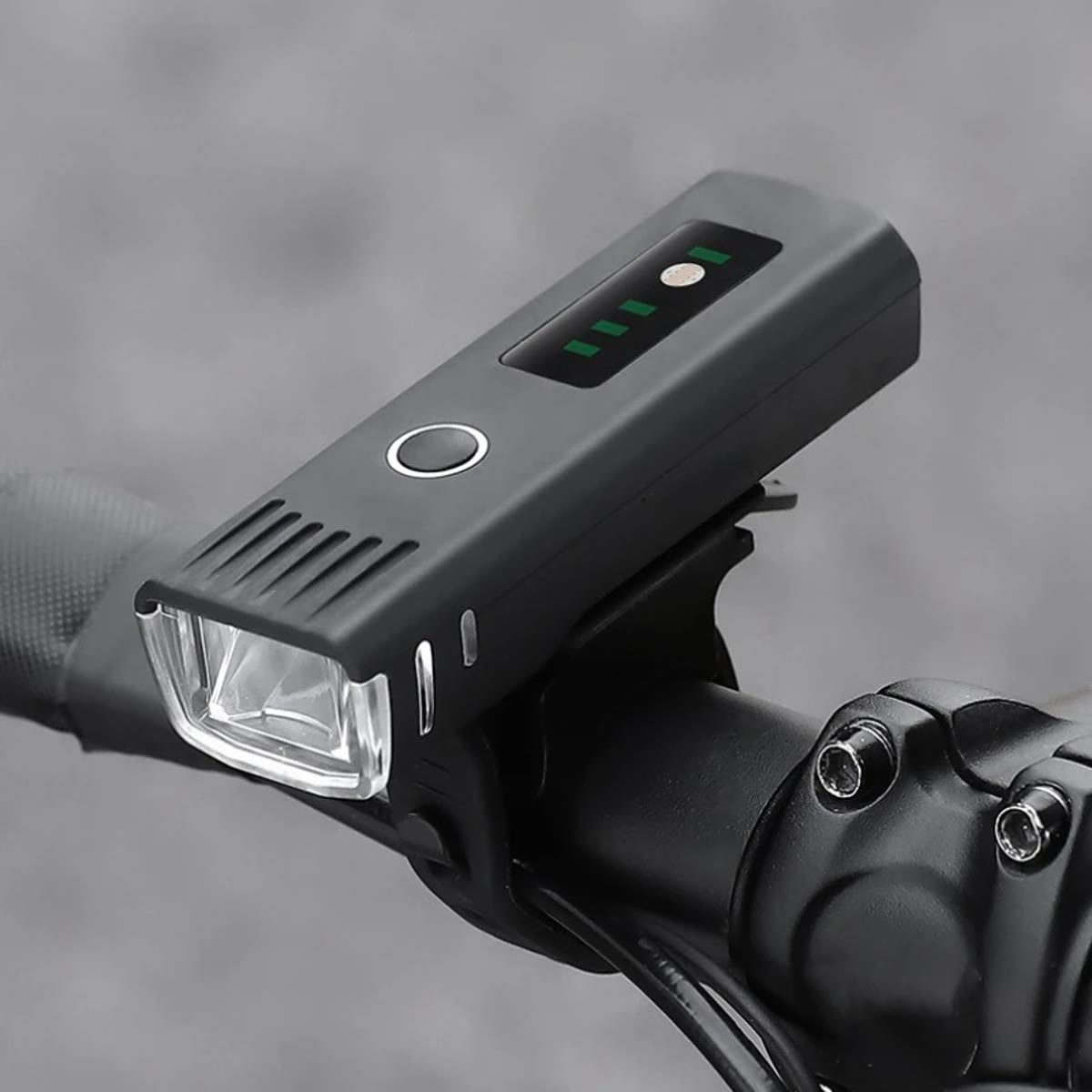 Sykkellykt foran montert på styret, med batteriindikator og knapp på toppen