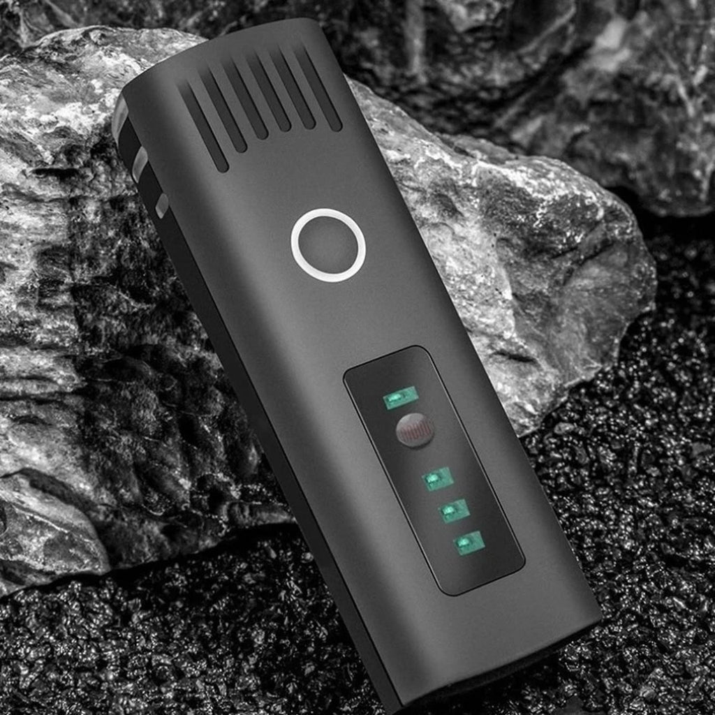 Sykkellykten sett ovenfra, med knapp og grønne lamper som viser batteriet