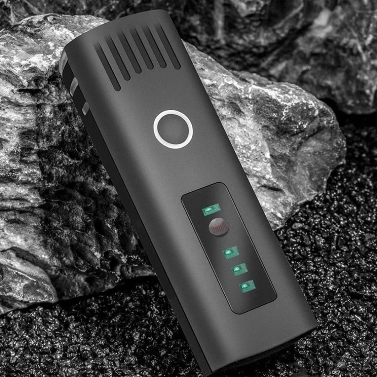Sykkellykten sett ovenfra, med knapp og grønne lamper som viser batteriet