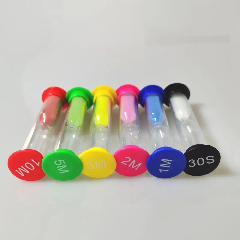 De seks timeglassene liggende på rad, med tiden på lokkene: 30 sek, 1, 2, 3, 5 og 10 min