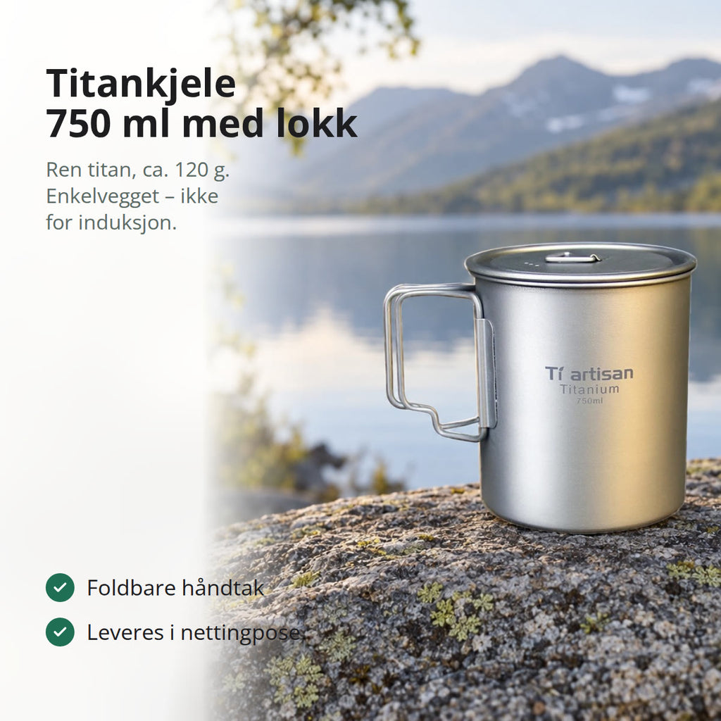 Titankjele på 750 ml med lokket på og håndtakene foldet ut, på en lavdekket granittstein ved et fjellvann med bjørk
