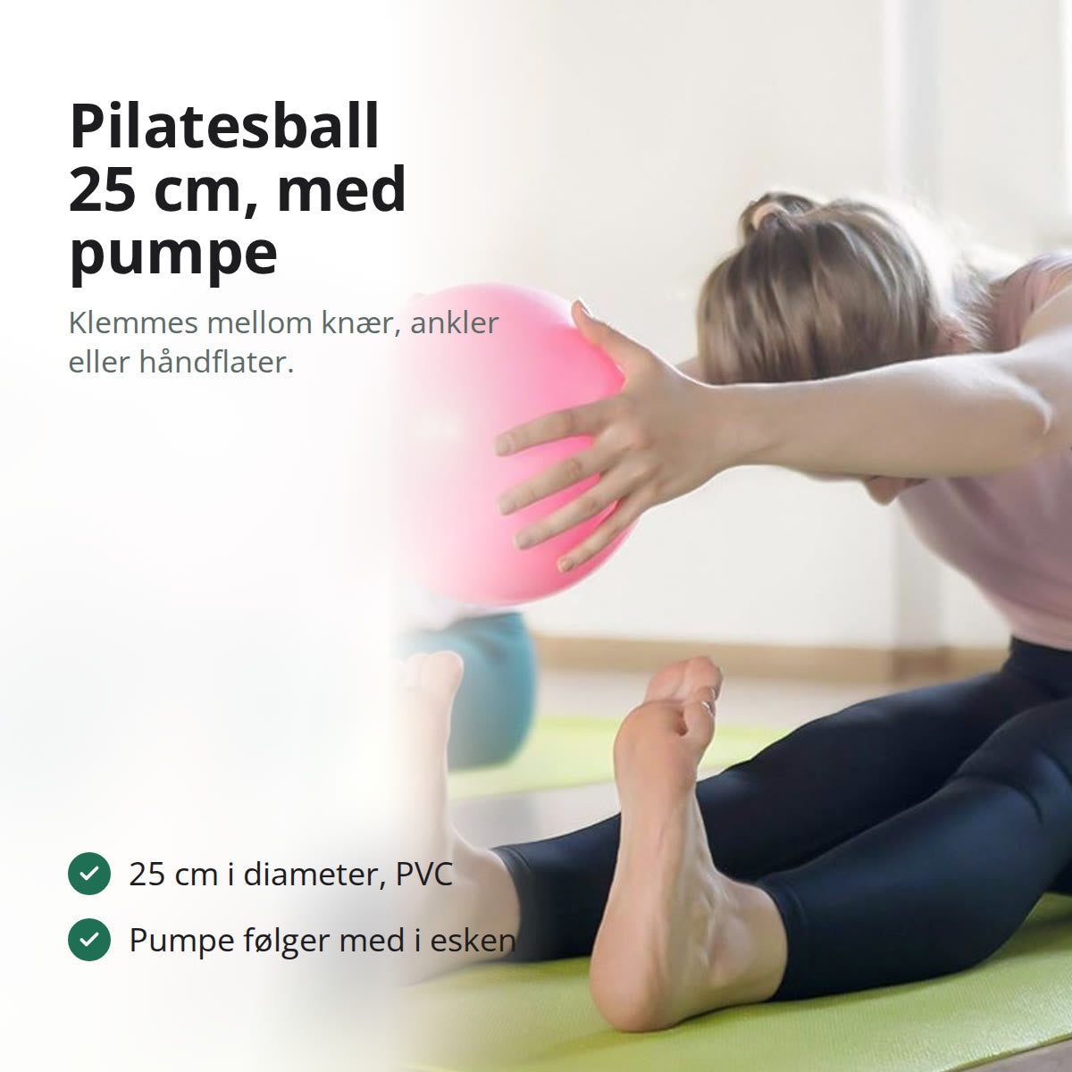 Rosa pilatesball på 25 cm holdt med begge hender under en øvelse på treningsmatte