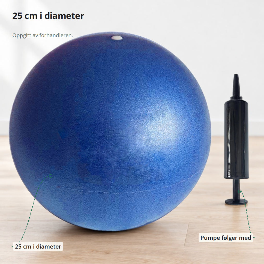 Den blå pilatesballen merket med diameteren på 25 cm og pumpen som følger med