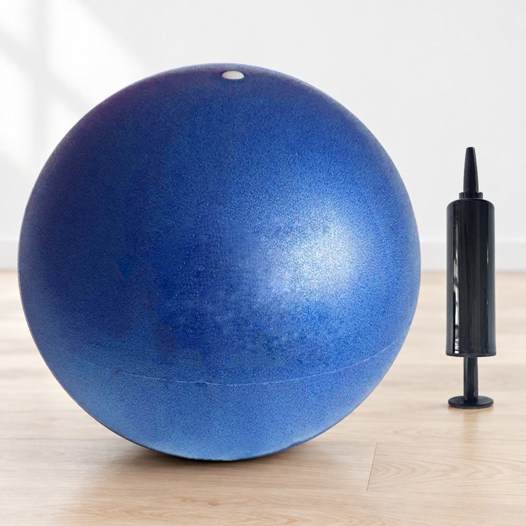 Blå pilatesball på 25 cm med pumpe ved siden av, på eikegulv