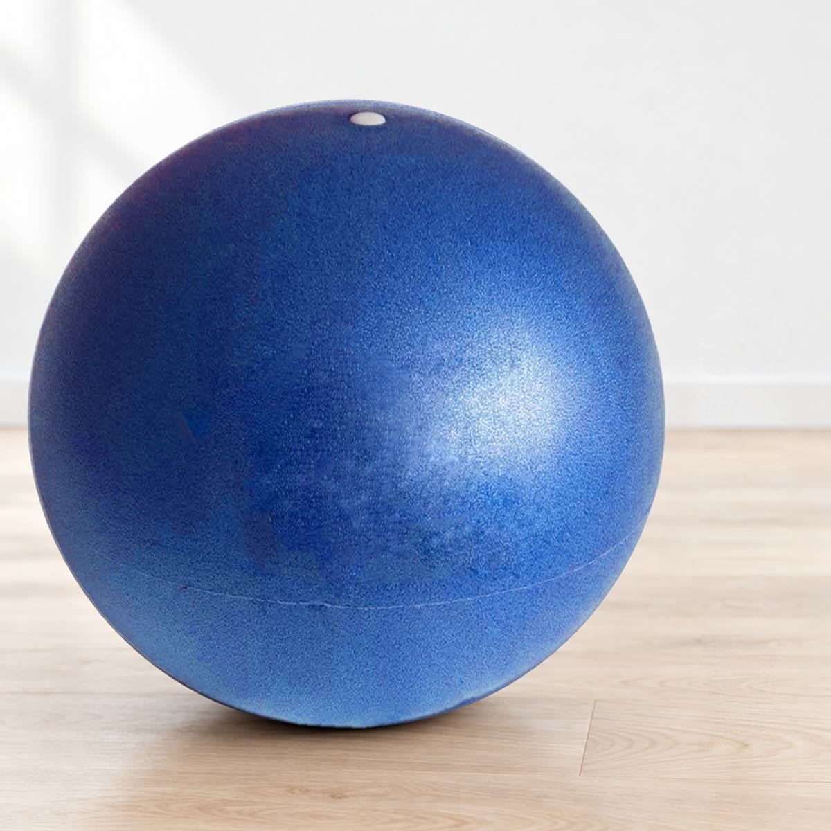 Blå pilatesball på 25 cm på eikegulv