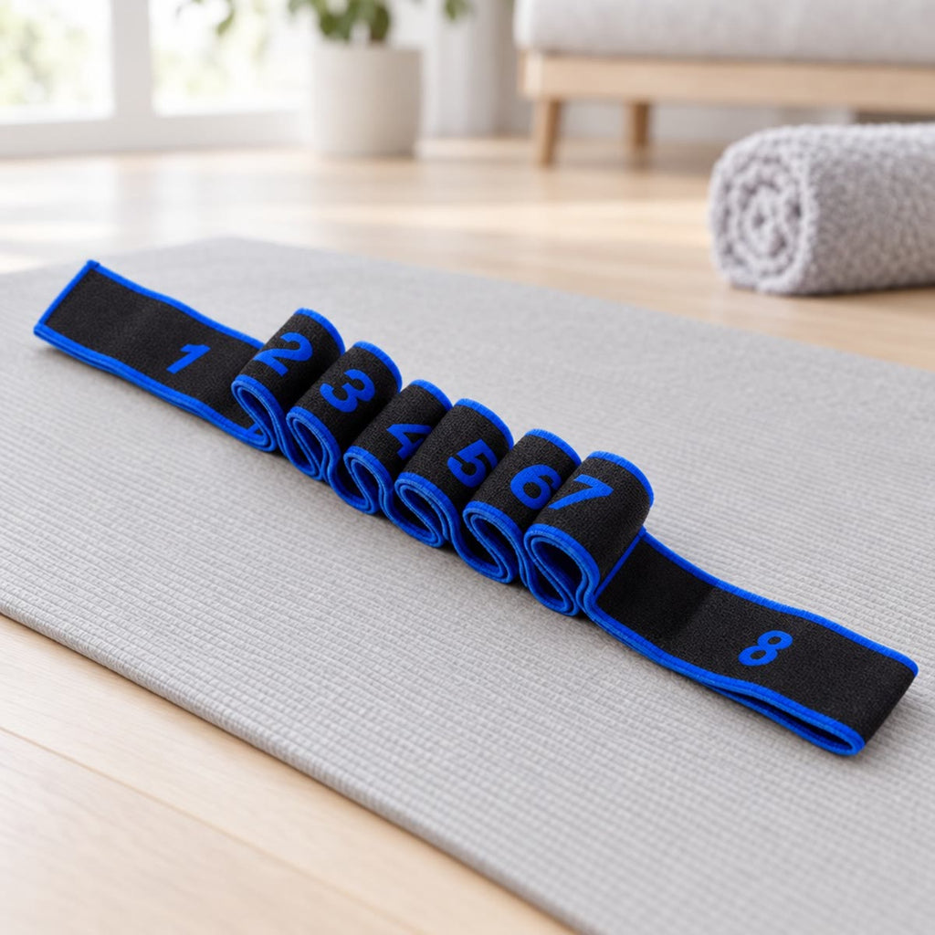 Treningsstrikk med blå kant og blå tall på de åtte løkkene, på en grå yogamatte