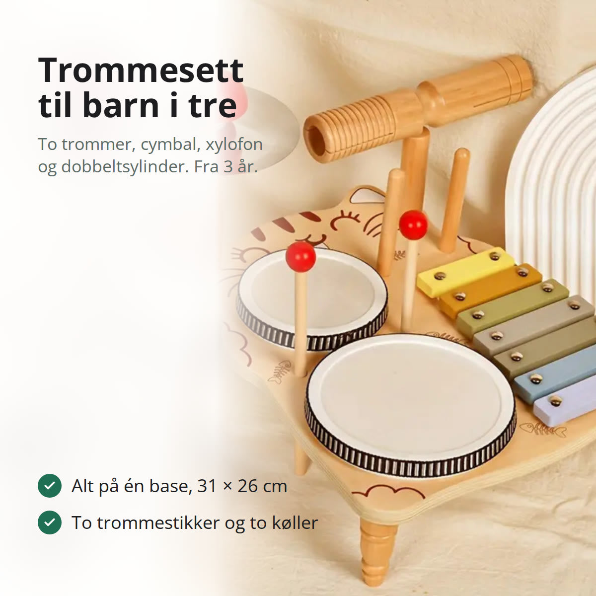 Trommesett til barn i lyst tre med to trommer, rød cymbal, fargerik xylofon og dobbeltsylinder, på et bord med kongler
