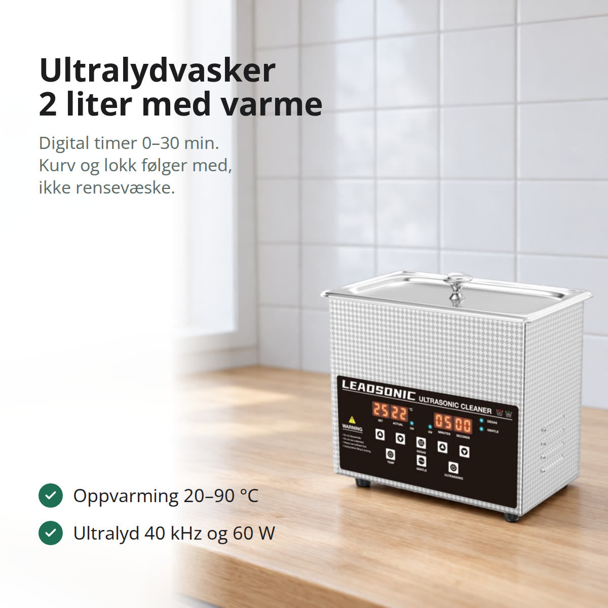 Ultralydvasker med lokk og digitalt display på en benkeplate i lys eik i et vaskerom med hvite fliser og vindu mot snødekte trær