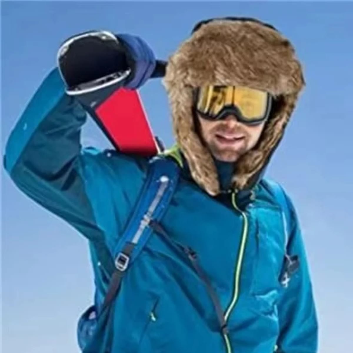Ushankaen båret i fjellet sammen med skibriller, med øreklaffene nede og pelskanten rundt ansiktet