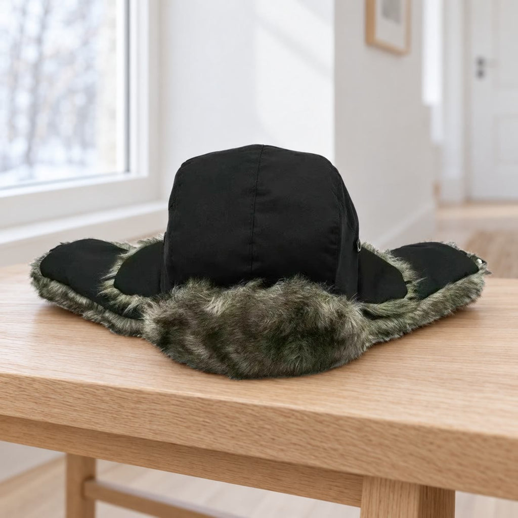 Ushankaen lagt på en benk av lys eik i en gang, med øreklaffene brettet ut til sidene