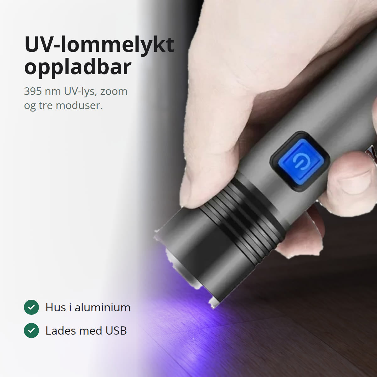 Hånd som holder en UV-lommelykt med fiolett lys mot et tregulv i en mørk gang