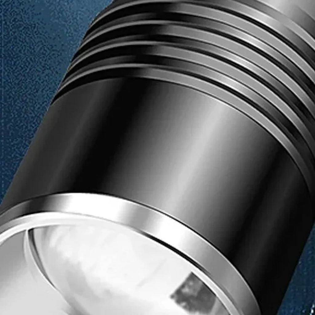 Nærbilde av zoomhodet og linsen på UV-lommelykten i aluminium