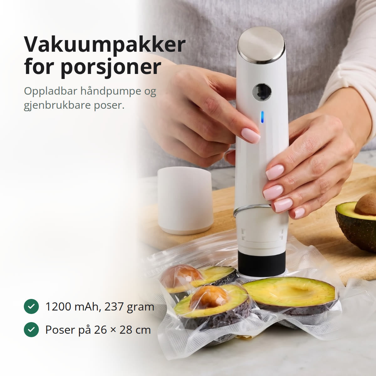 Hvit oppladbar vakuumpumpe som står på ventilen til en gjenbrukbar vakuumpose med kjøtt