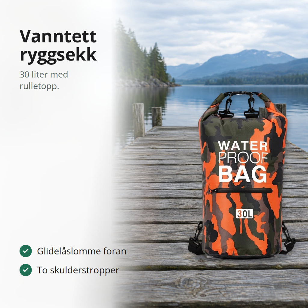 Vanntett ryggsekk på 30 liter i oransje kamuflasje med rulletopp, stående på en brygge ved et vann