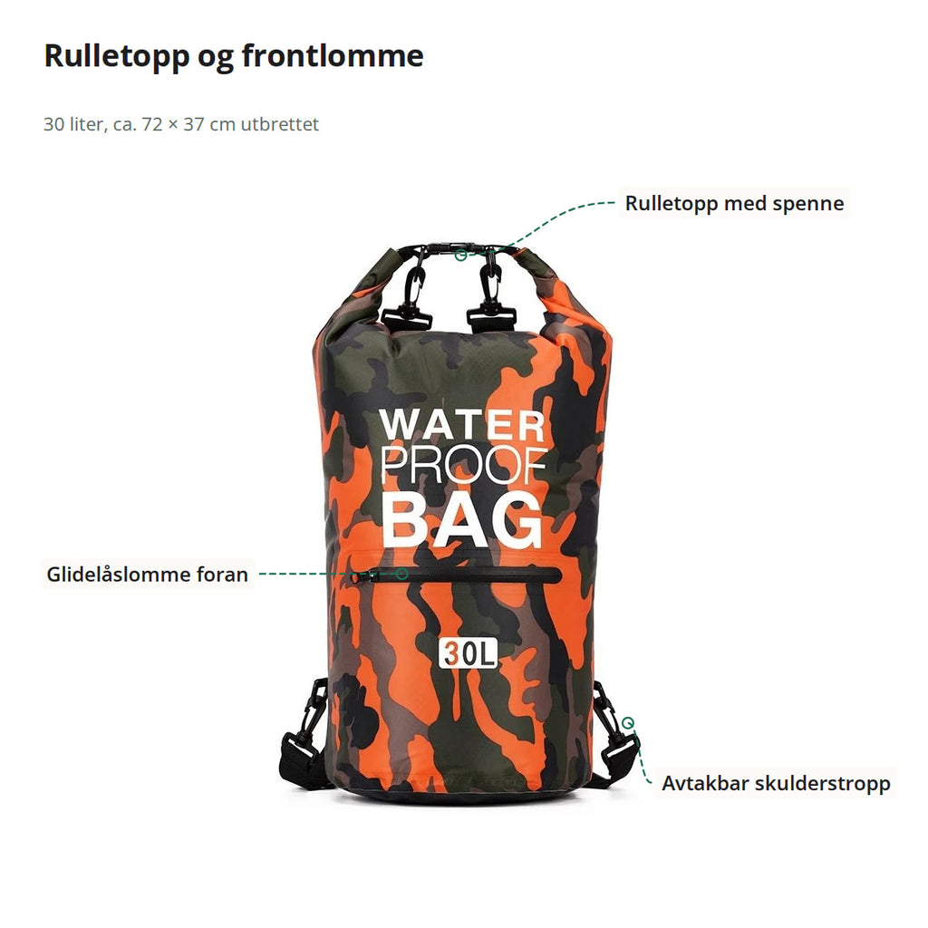Den oransje sekken forfra, med rulletopp, glidelåslomme og skulderstropp merket