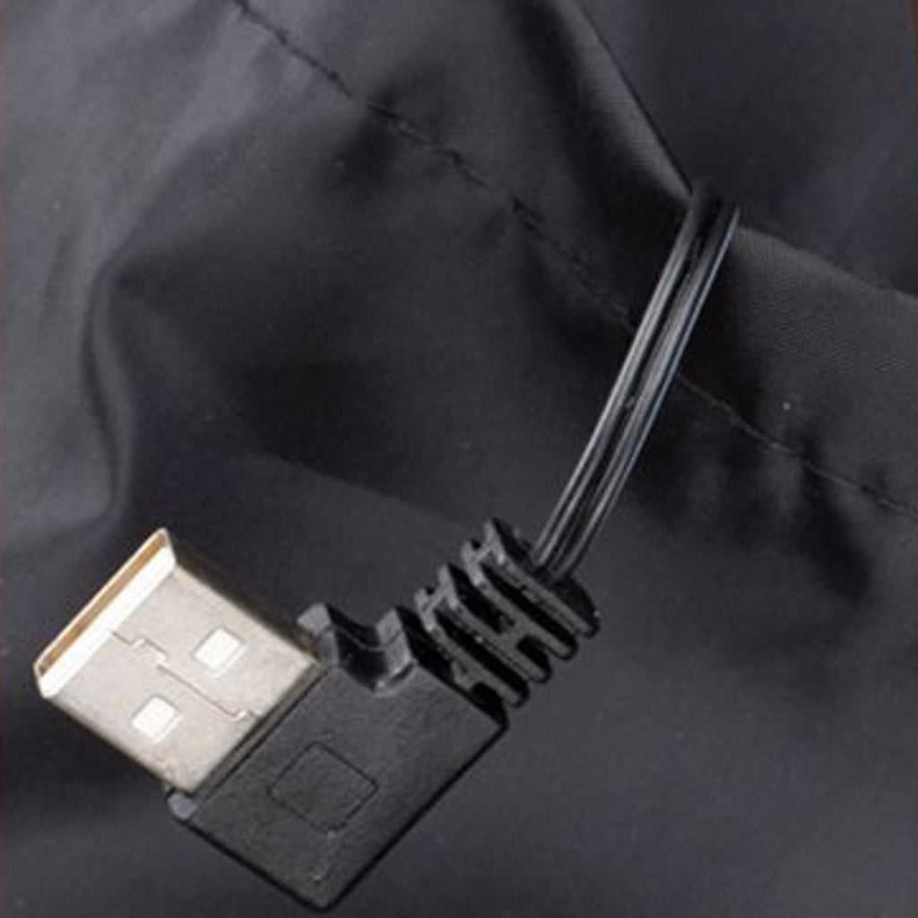 Nærbilde av den vinklede USB-A-pluggen på kabelen inne i varmevesten, som kobles til en powerbank