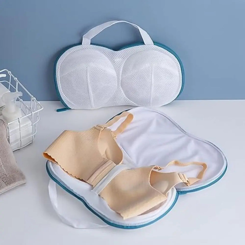 Vaskeposen åpnet, med en beige BH lagt i den formede posen