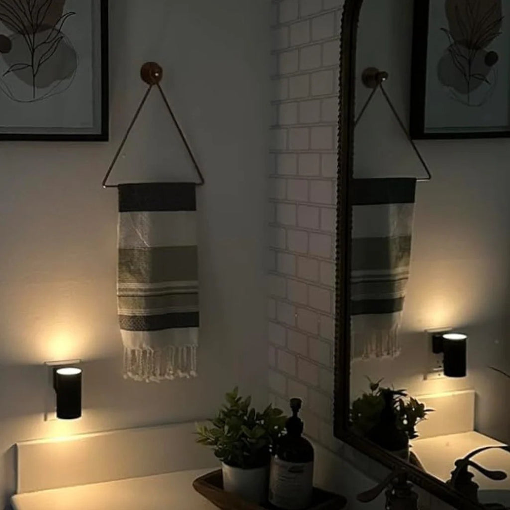Lampen gir et mykt, varmt lys på badet om kvelden