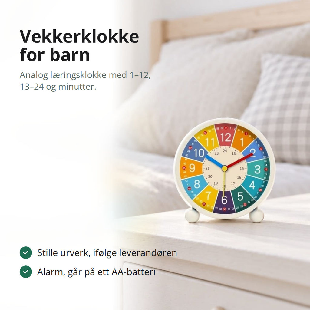 Vekkerklokke for barn med fargerik skive, tall 1–12, 13–24 og minutter, på et hvitt nattbord i et lyst barnerom