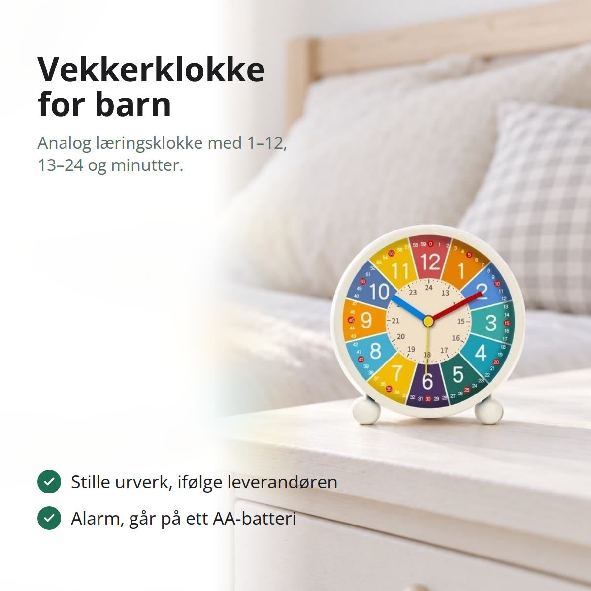Vekkerklokke for barn med fargerik skive, tall 1–12, 13–24 og minutter, på et hvitt nattbord i et lyst barnerom