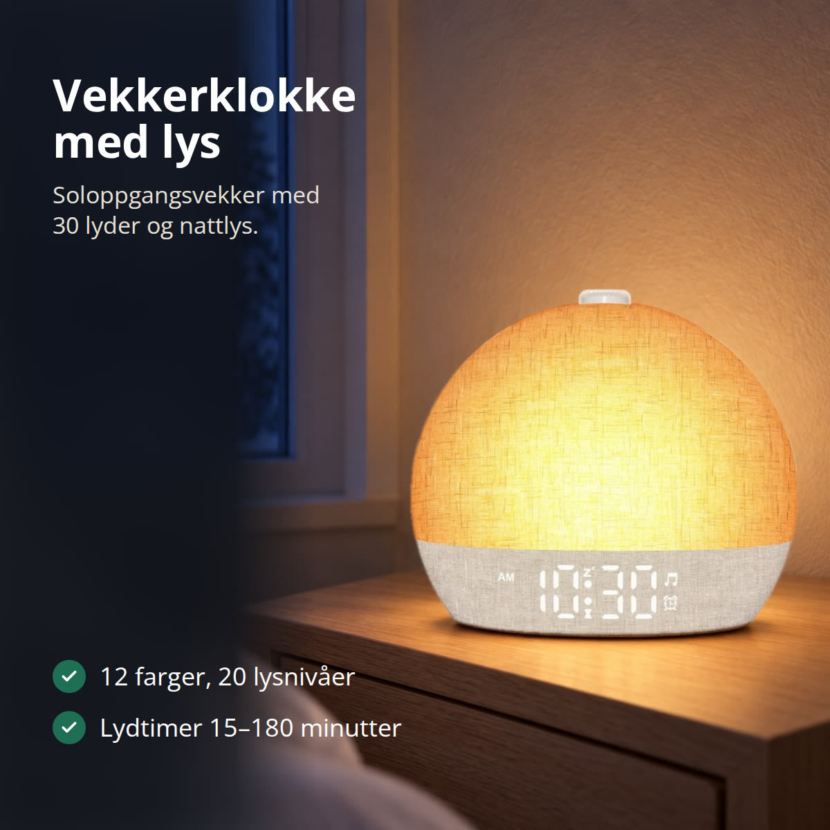 Vekkerklokke med lys som gløder varmt på et nattbord i et mørkt soverom en vintermorgen, med snødekte grantrær utenfor vinduet