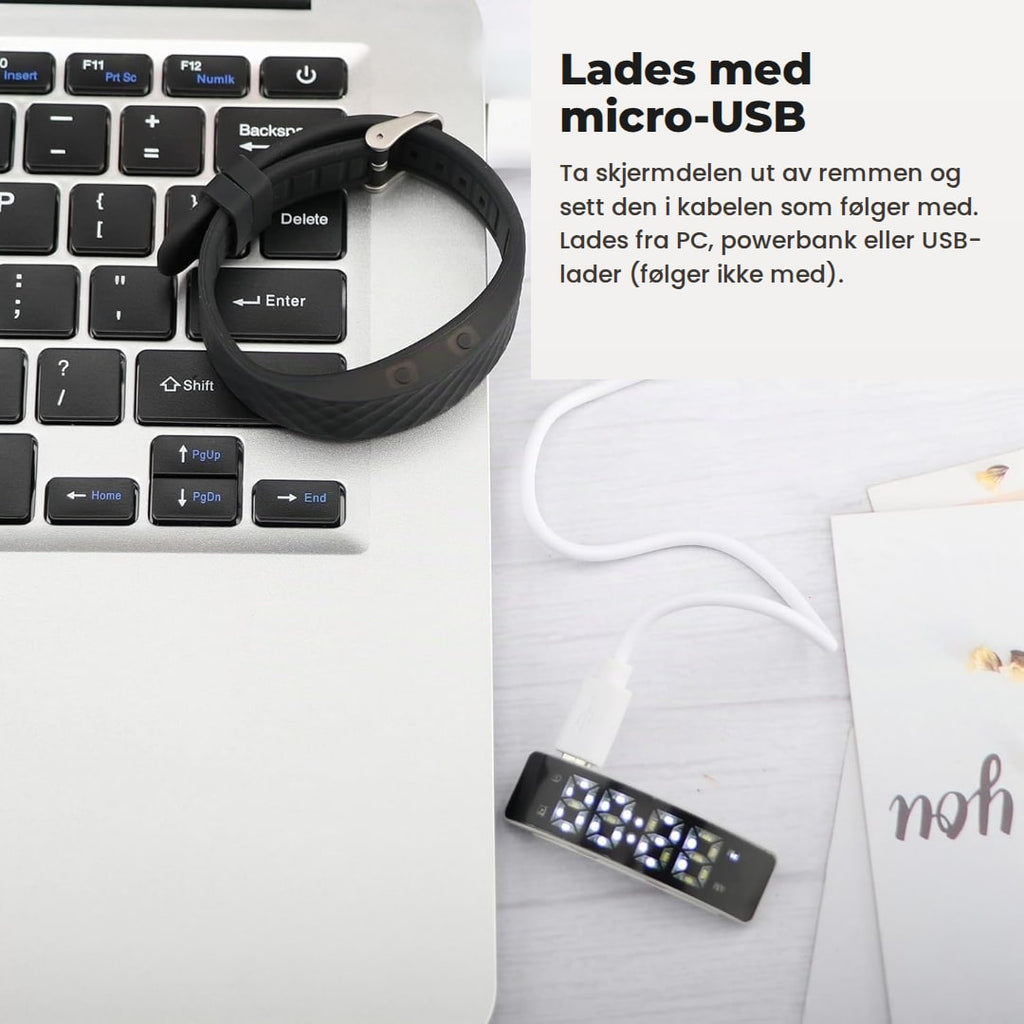 Skjermdelen tatt ut av remmen og koblet til micro-USB-kabelen for lading