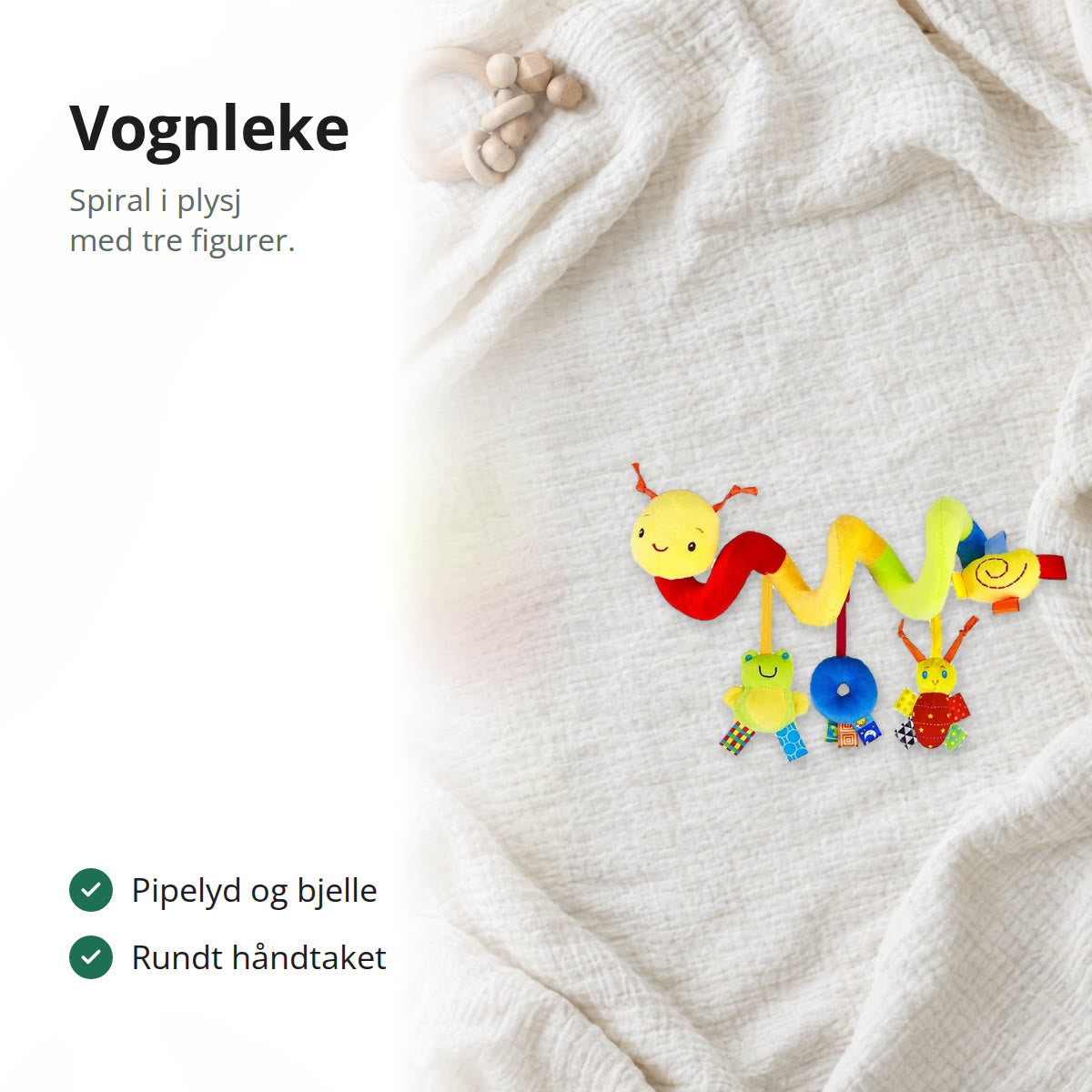 Vognleke formet som en larve i plysj med tre hengende figurer, liggende på et lyst babyteppe