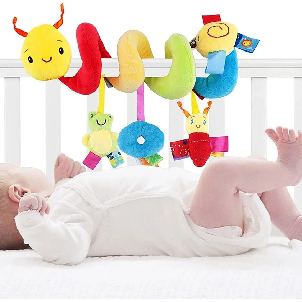 Vognleke tvinnet rundt sengekanten over en baby som ligger på ryggen