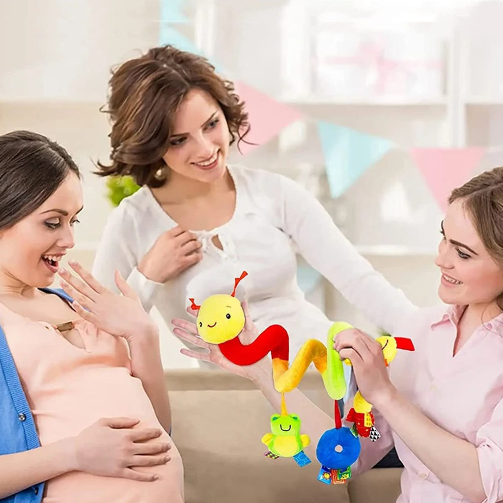 Vognleke gitt i gave til en gravid kvinne, holdt opp av en venninne