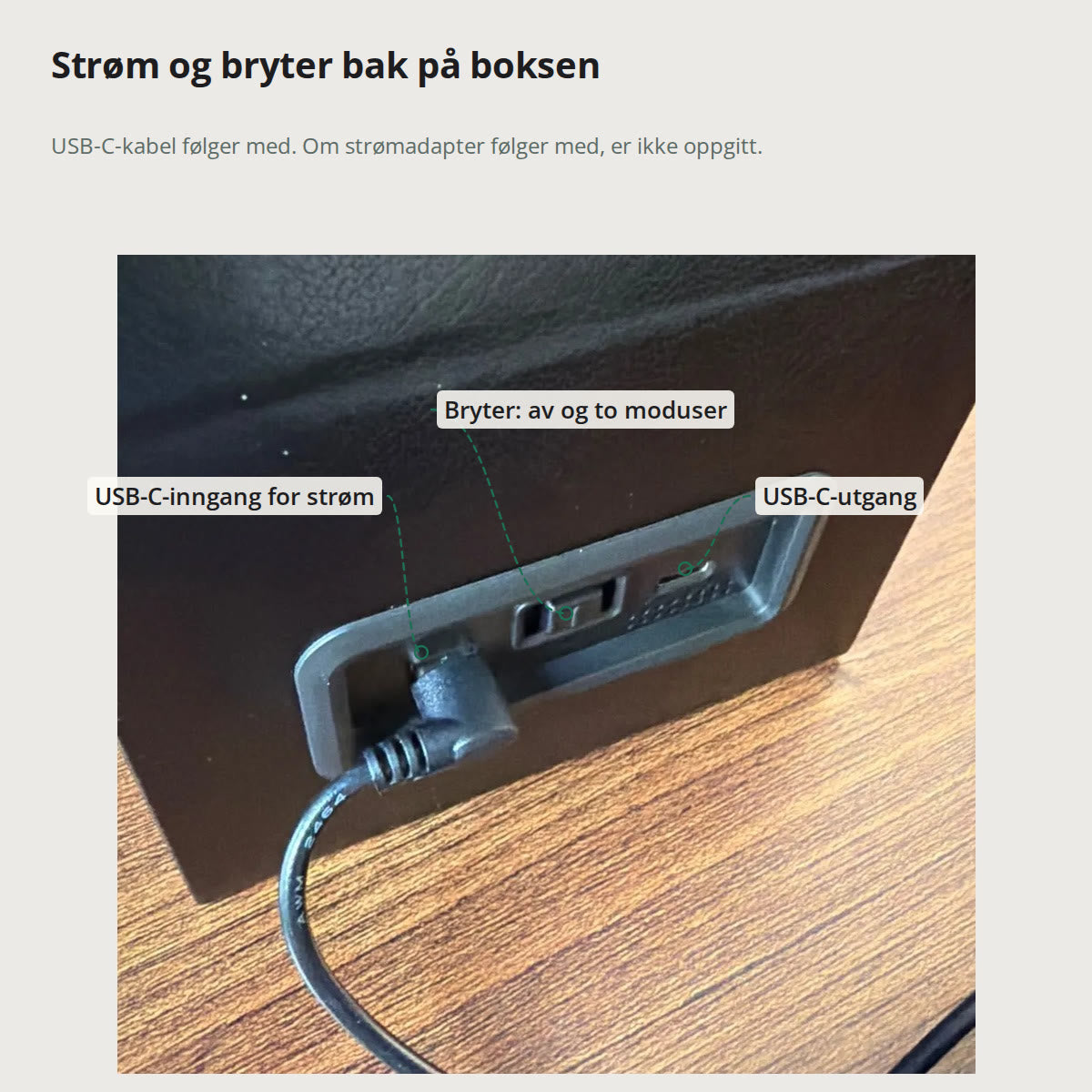 Baksiden av watch winderen med USB-C-inngang for strøm med kabelen satt i, bryter for av og to moduser og USB-C-utgang