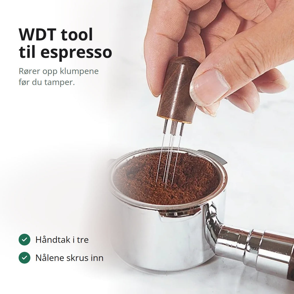 WDT-verktøy med håndtak i tre som rører opp kaffepulveret i en filterkurv