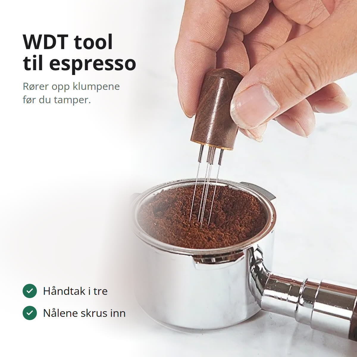 WDT-verktøy med håndtak i tre som rører opp kaffepulveret i en filterkurv