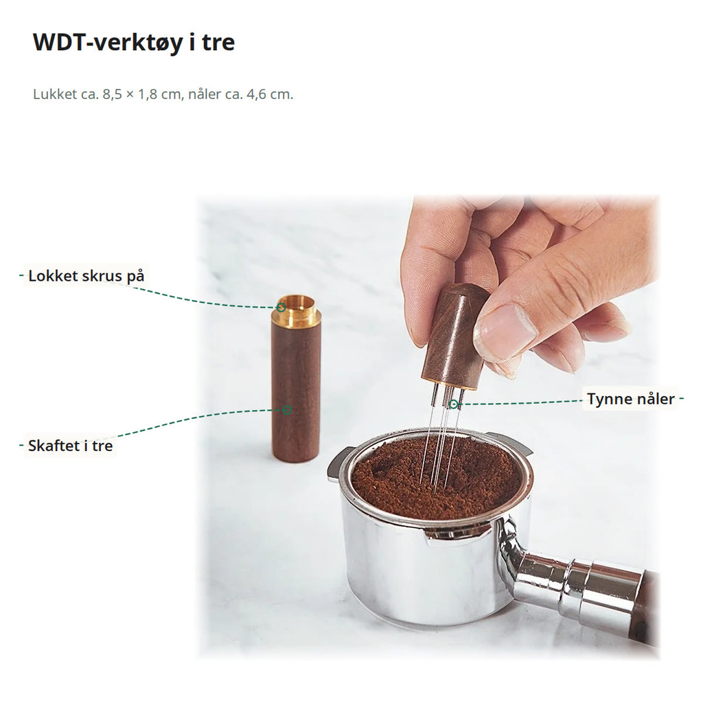 WDT-verktøy merket med skrulokk, skaft i tre og tynne nåler, over en filterkurv med kaffepulver