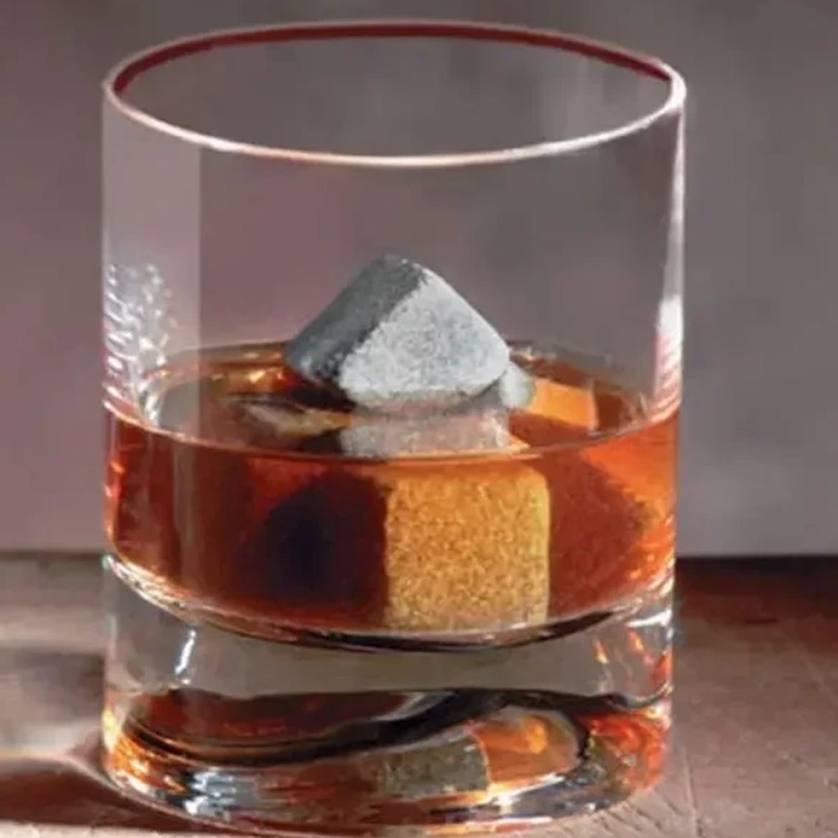 Whiskyglass med steiner i granitt i stedet for isbiter