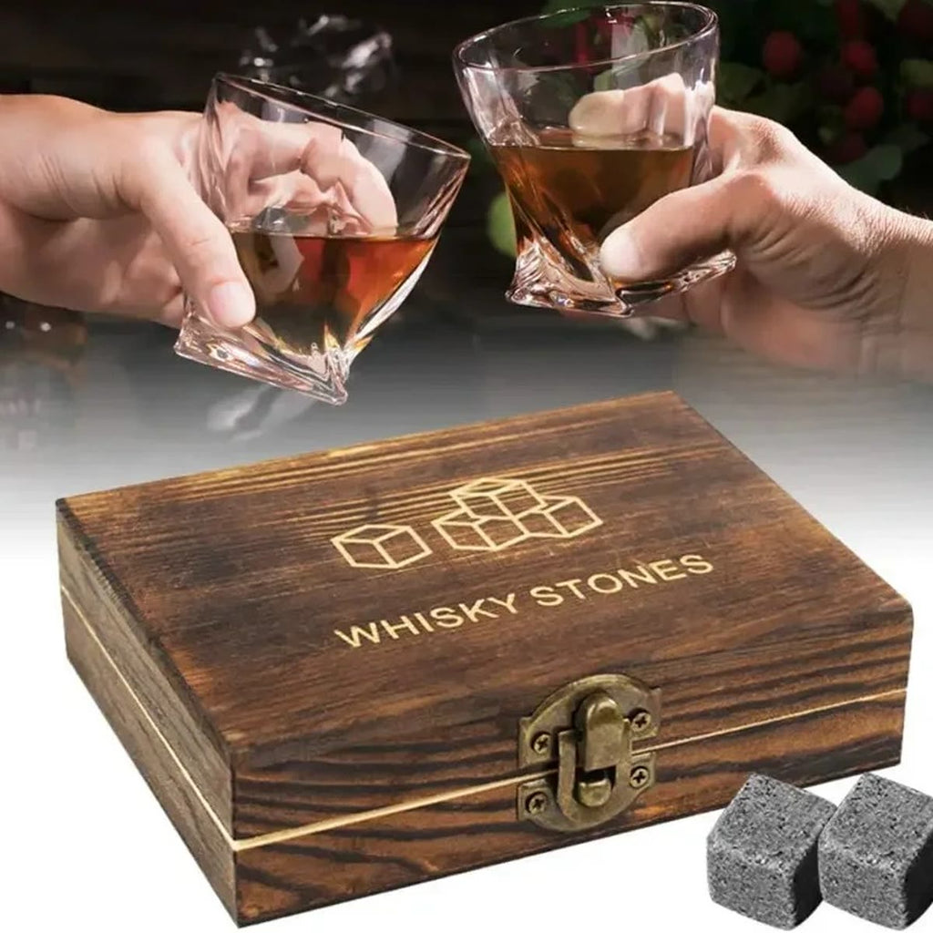 Lukket treeske med innskriften WHISKY STONES og to steiner foran, med to glass i bakgrunnen
