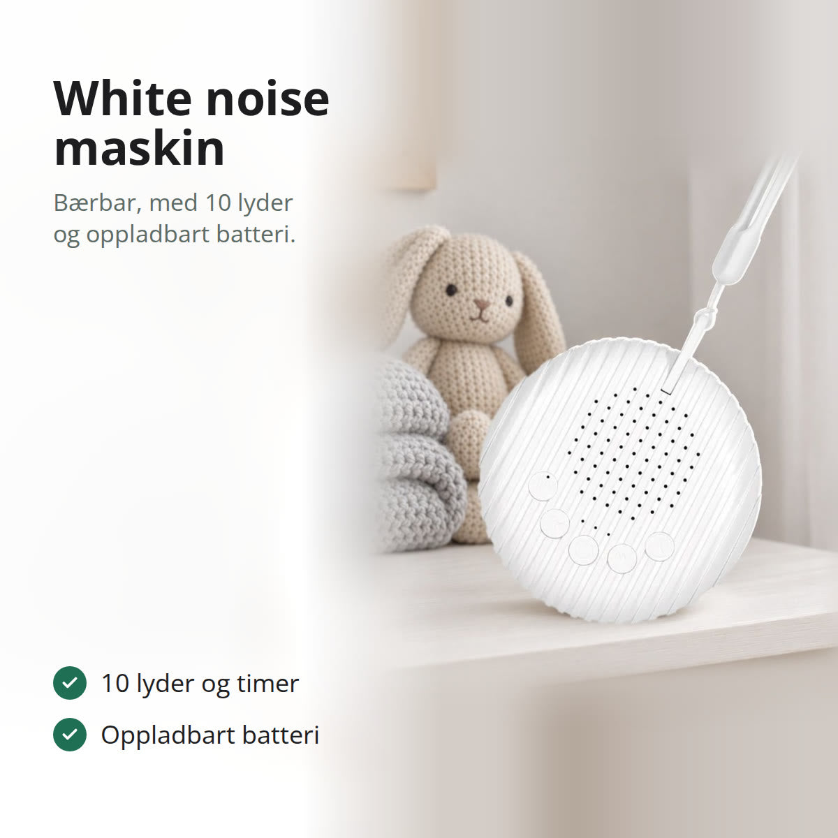 Hvit, rund white noise maskin på en hylle på barnerommet, ved siden av en strikket kanin